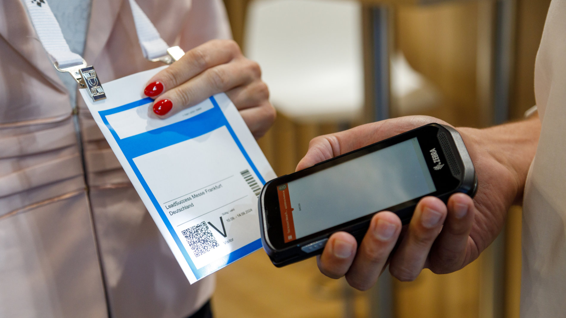 LeadSuccess: Visitor tickets are scanned at the trade fair