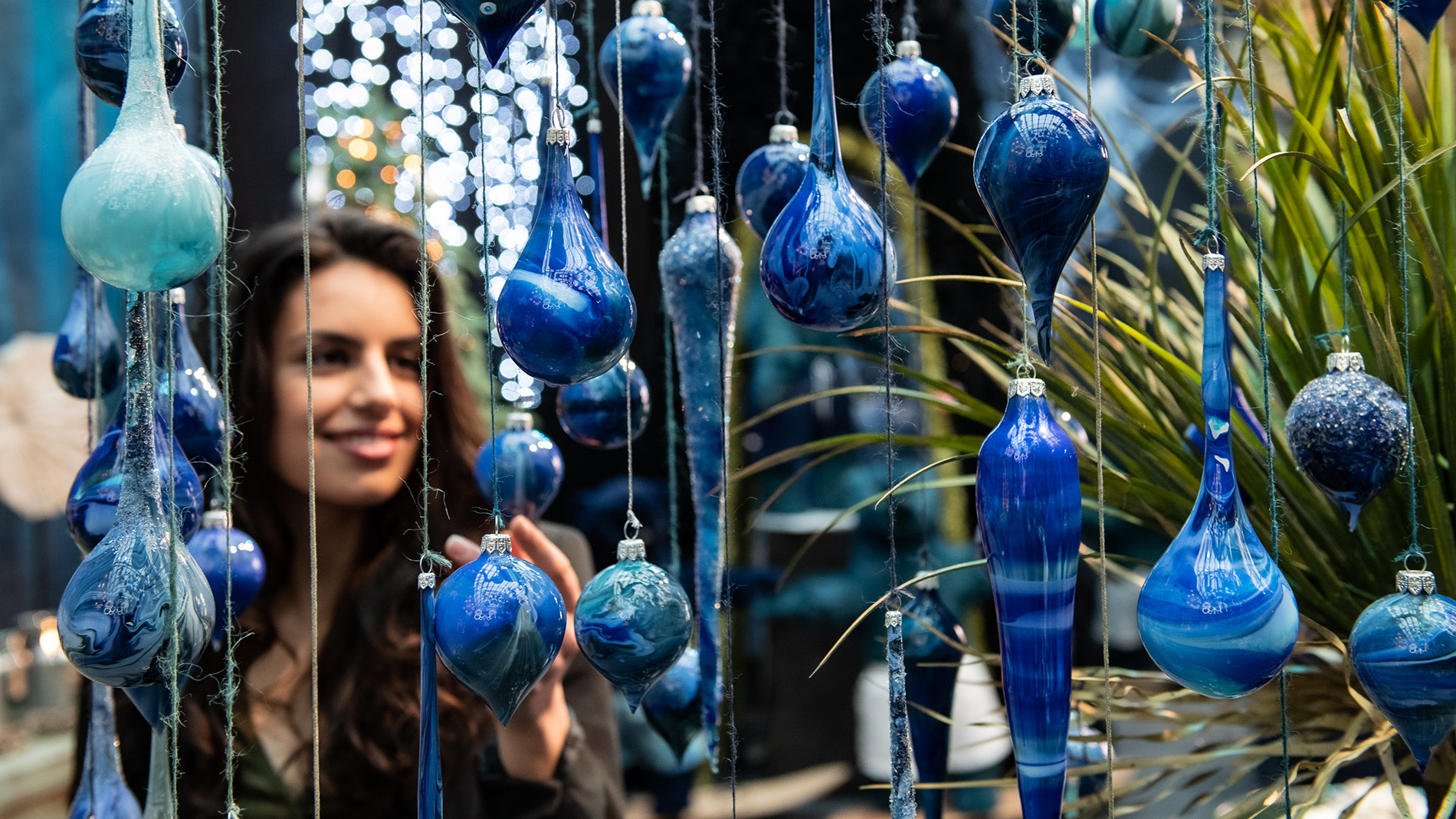 blaue Weihnachtskugeln bei der Präsentation "Decoration ulimited: Dark Ocean" auf der Christmasworld