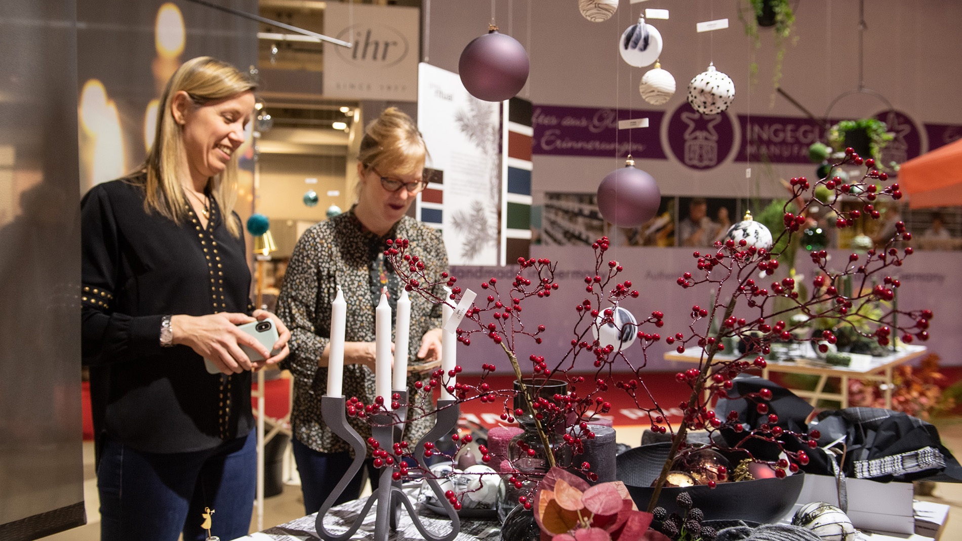 2 Women discover the decoration trends at Christmasworld