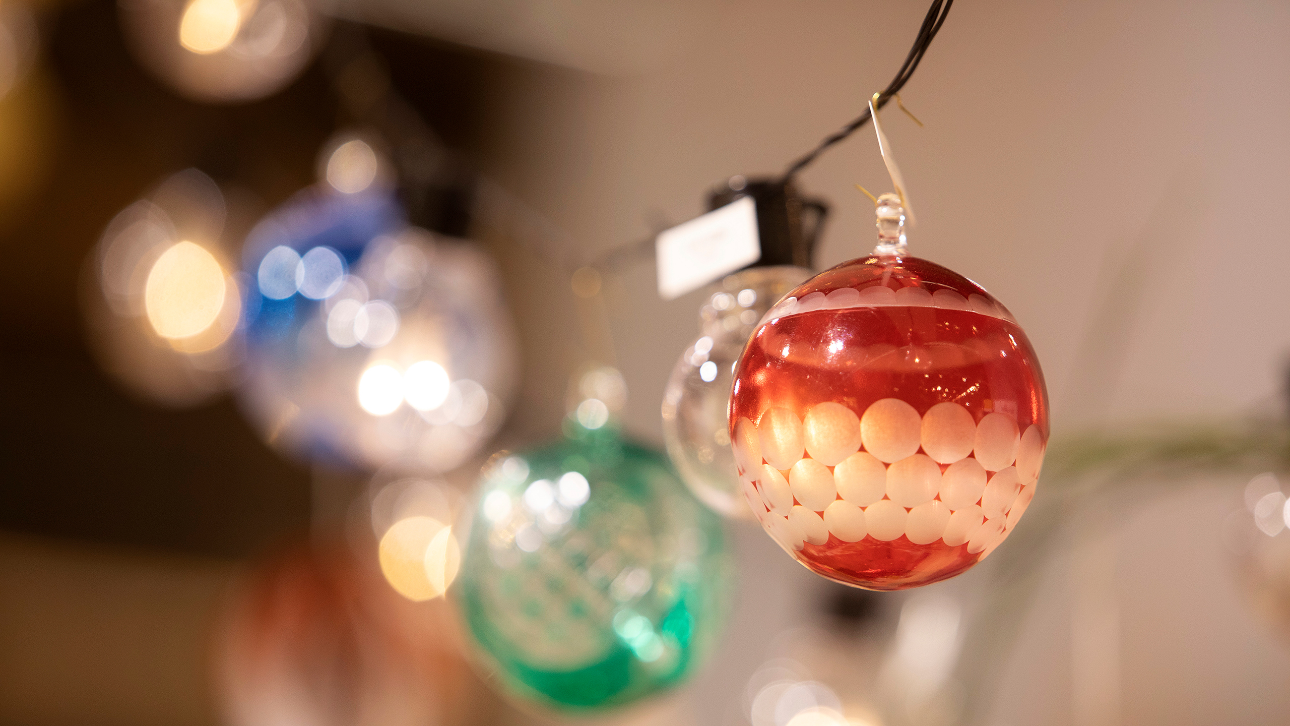 Fairy lights can now be spiced up with baubles in cheerful colours and designs with dot motifs. Photo: Messe Frankfurt/Rui Camilo