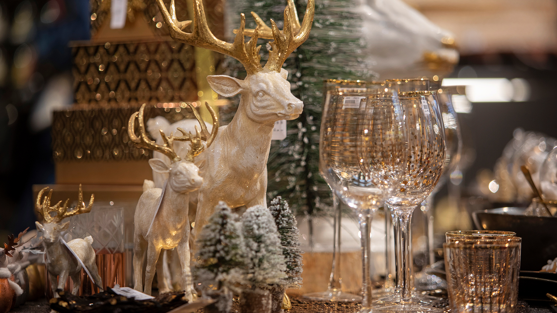 Tisch mit Weihnachtensdekoration und Gläser auf der Christmasworld