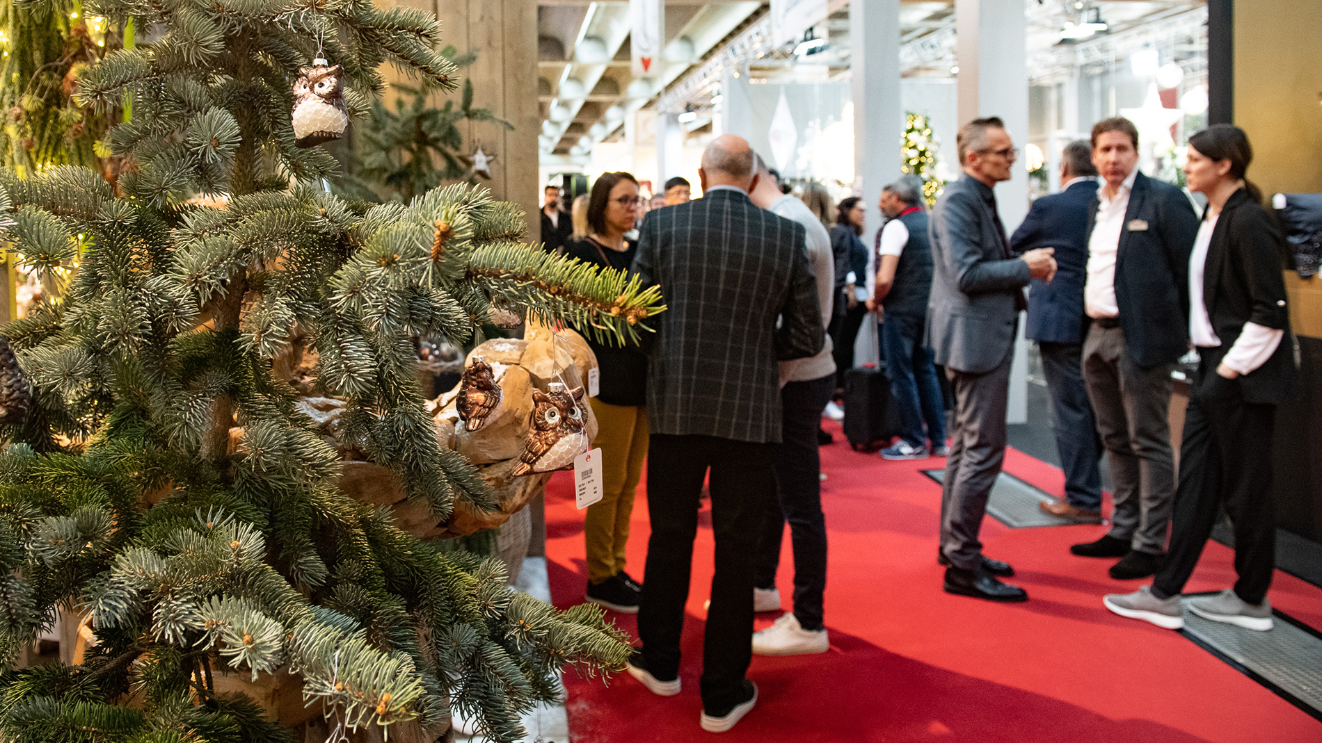 Besucher auf der Christmasworld - die internationale Leitmesse für saisonale Dekoration und Festschmuck