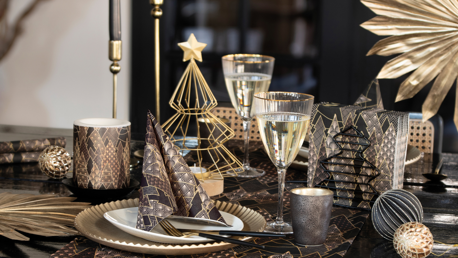 Luxury Trees in black, gold and bronze are popular and bring glamour in art deco style to the festive tables. Photo: Ambiente Europe