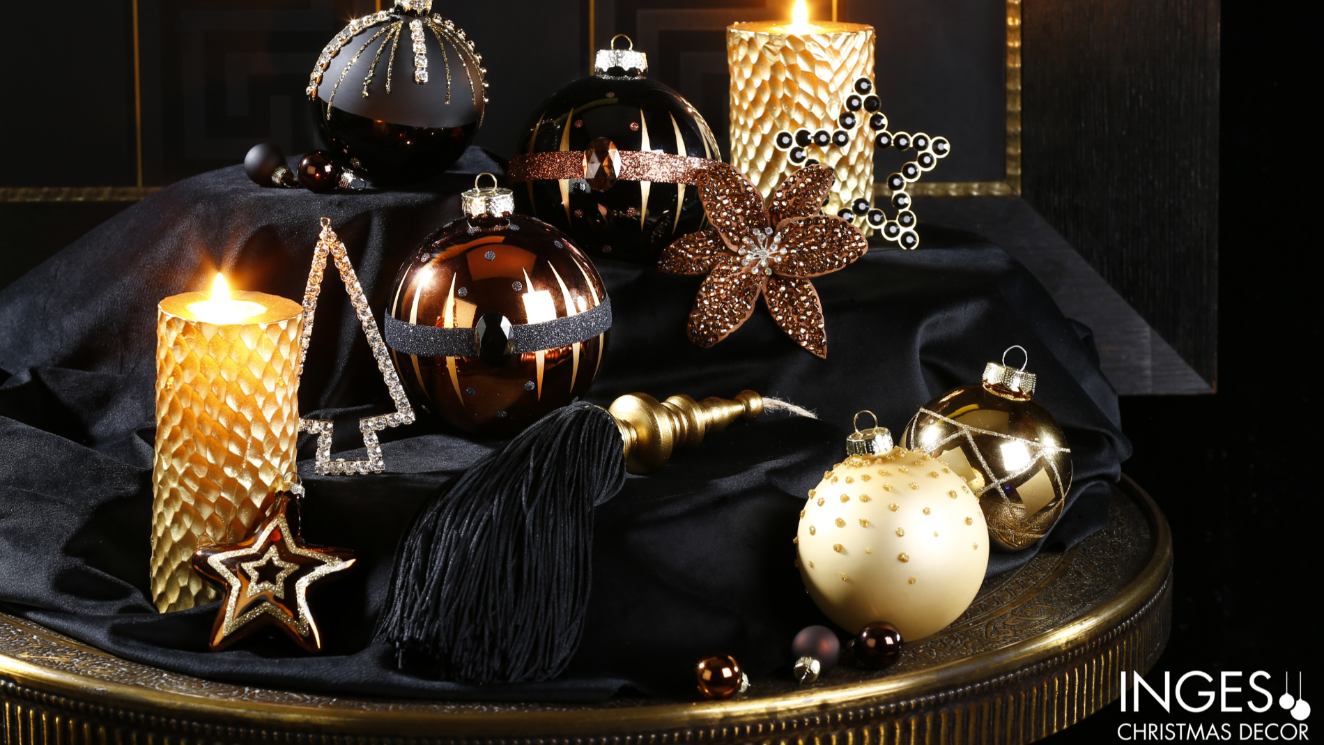 Timeless Luxury shows an elegant combination of black, brown and gold. Photo: Inge’s Christmas Decor