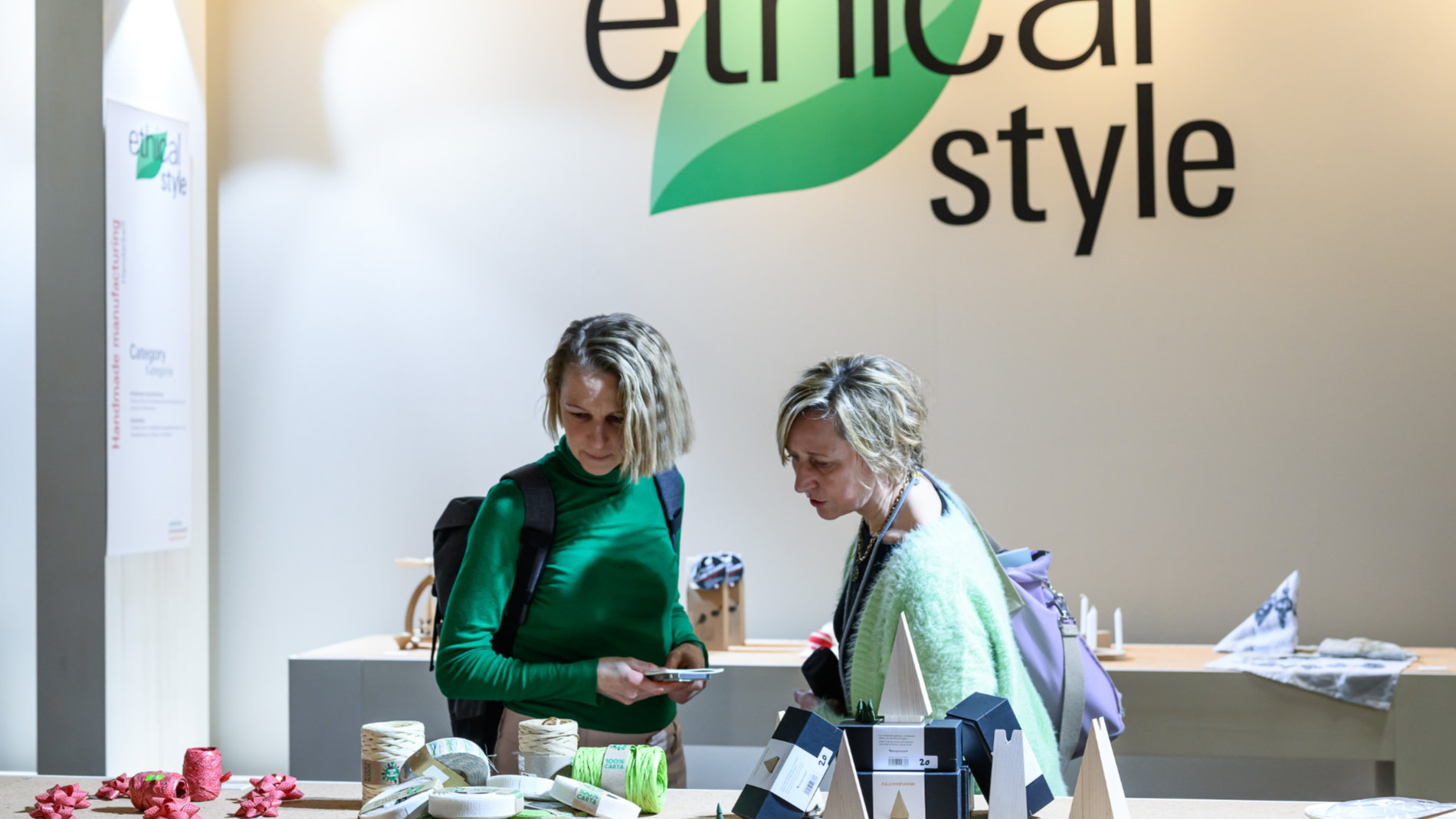 2 Frauen am Ethical Style Spot auf der Christmasworld