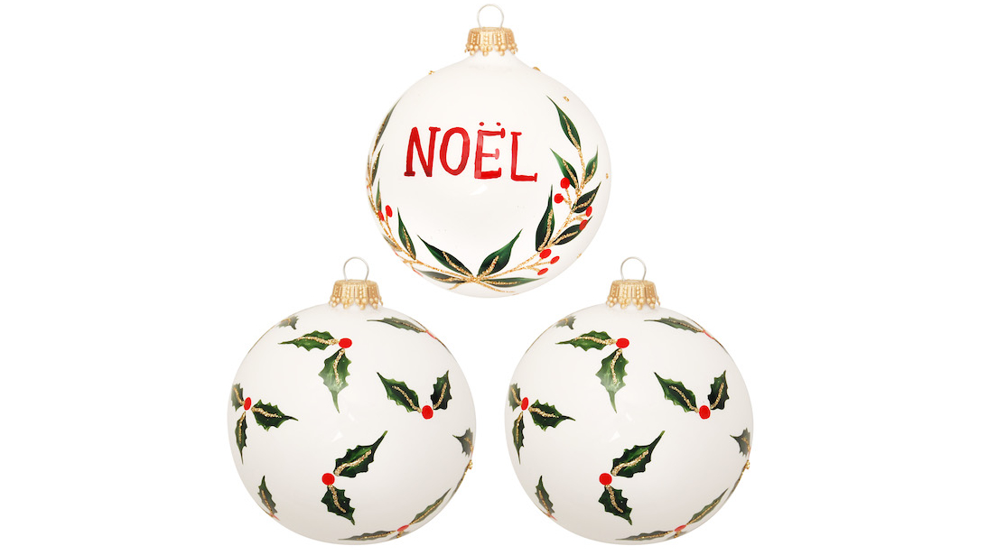 At Krebs Glas Lauscha, high-quality Christmas tree decorations made of real glass in Scandinavian style are in demand - for example, the glass bauble set with hand-painted holly decoration. Photo: Krebs Glas Lauscha