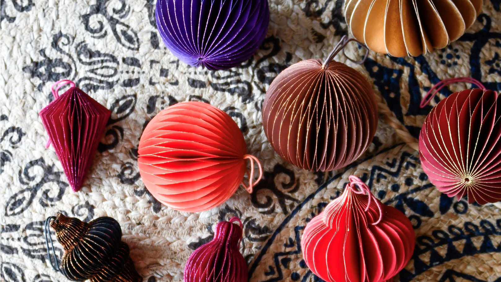 Combine coloured decorative balls made of honeycomb paper with folklore patterns on a late summer table. Photo: www.onlynatural.nl