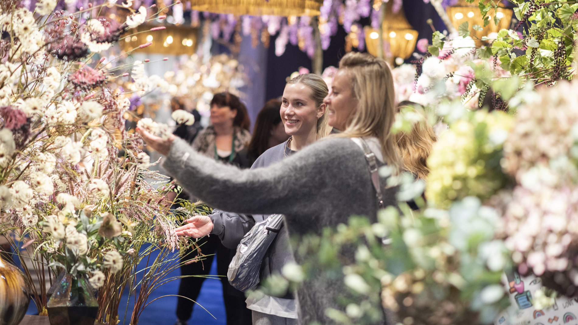 2 Besucherinnen schauen sich Blumen auf der Christmasworld an