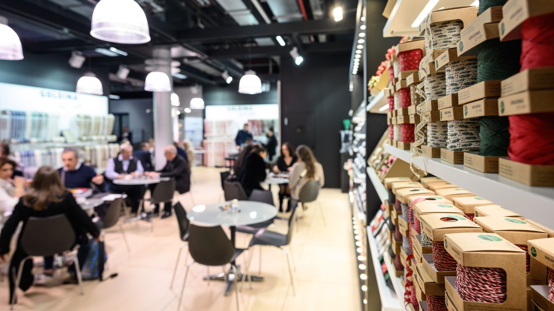 Messestand mit Geschenkbänder auf der Christmasworld