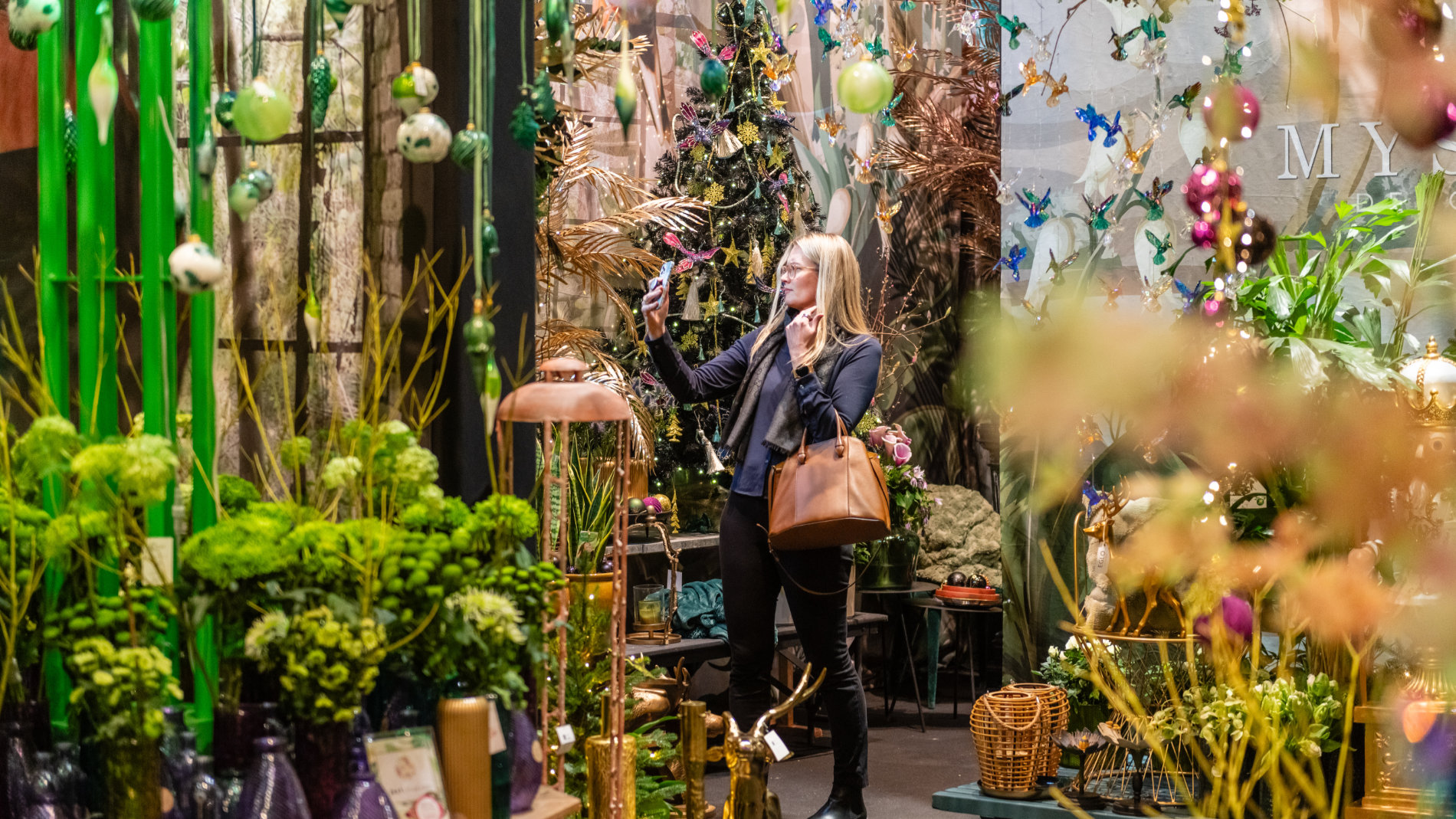 ein Frau schaut sich auf der Christmasworld Sonderschau Decoration Unlimitied um