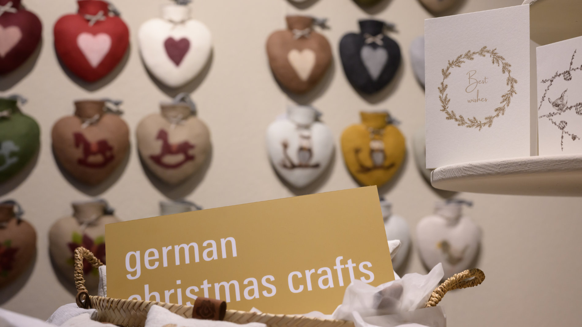 German Christmas Crafts Schild an einem Messestand auf der Christmasworld