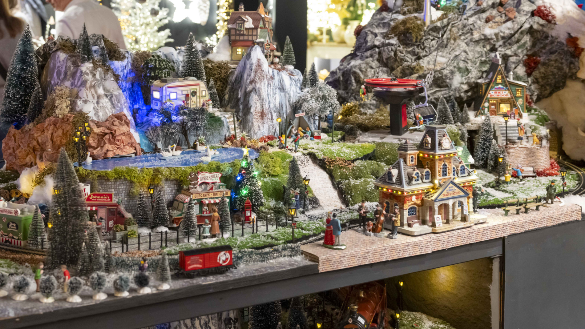 Detailreich gestaltete winterliche Miniaturlandschaft