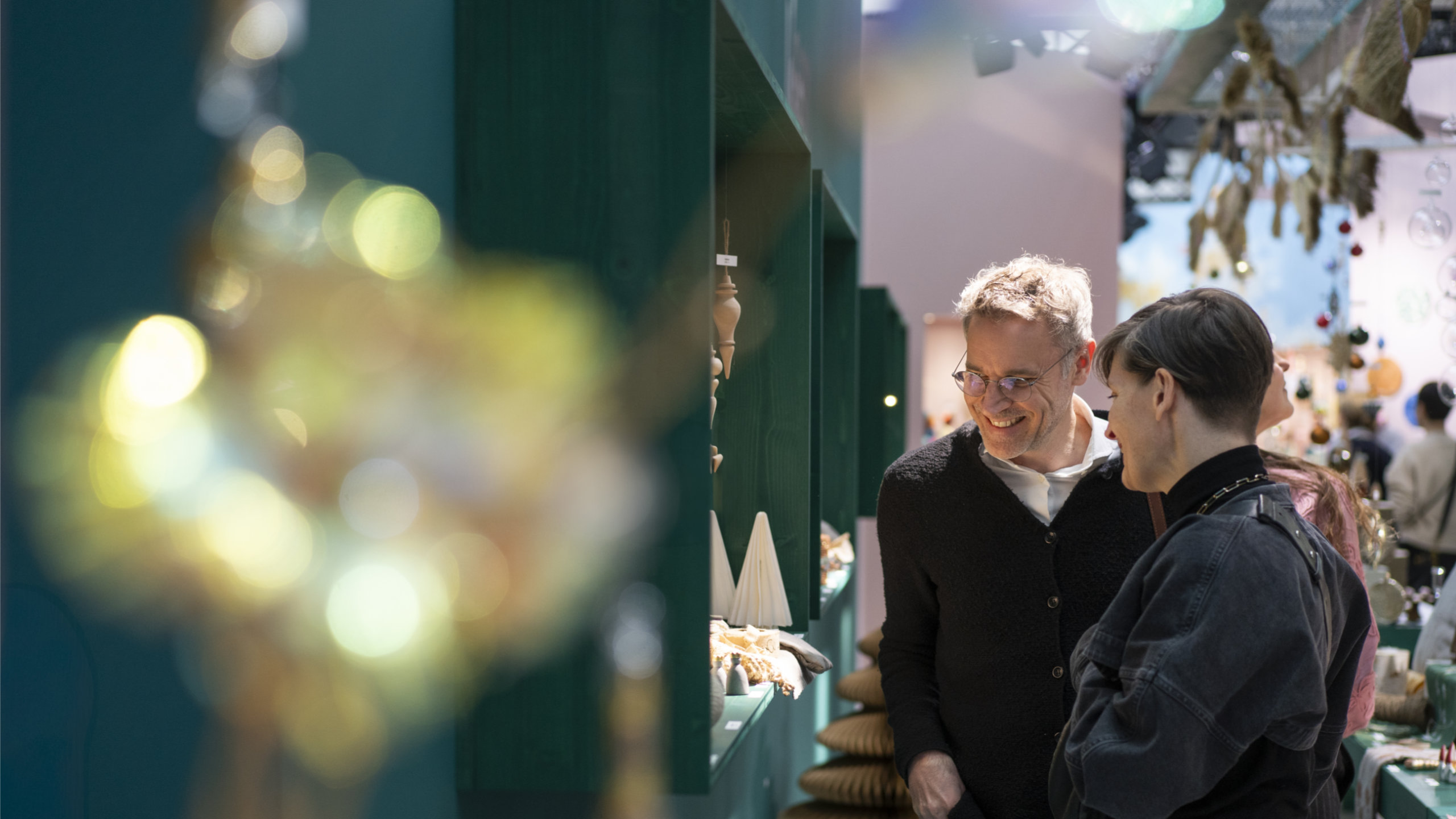Eine Frau und ein Mann auf der Trendschau der Christmasworld