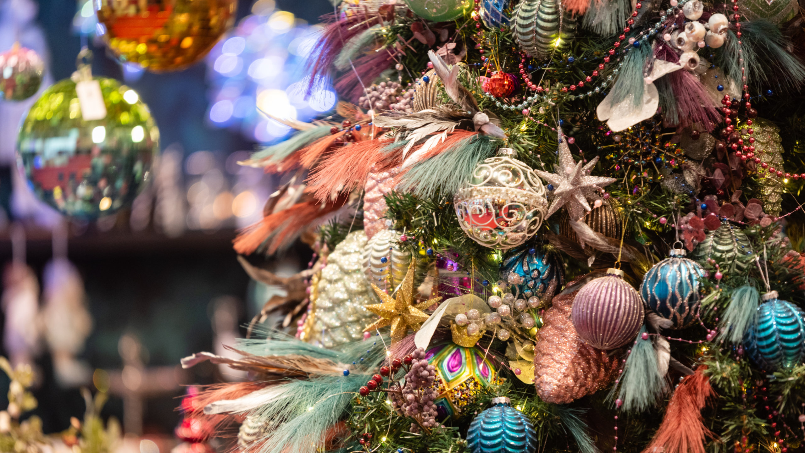 Bunt geschmückter Weihnachtsbaum auf der Christmasworld