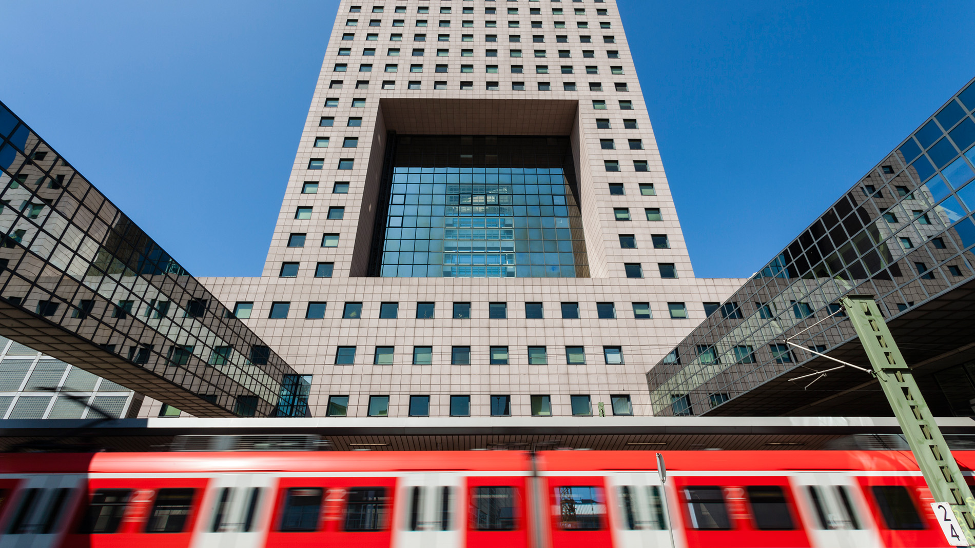 S-Bahn fährt an der Messe Frankfurt vorbei