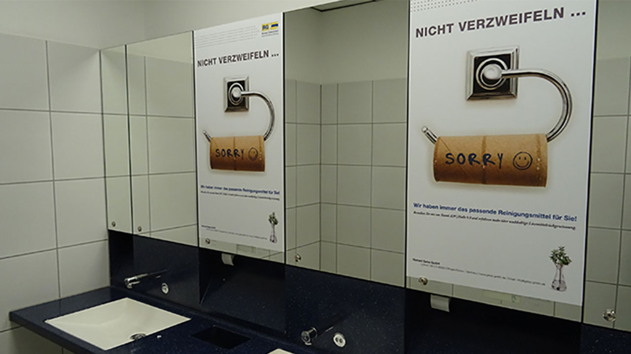Werbung auf einem Spiegel auf der Messe Frankfurt