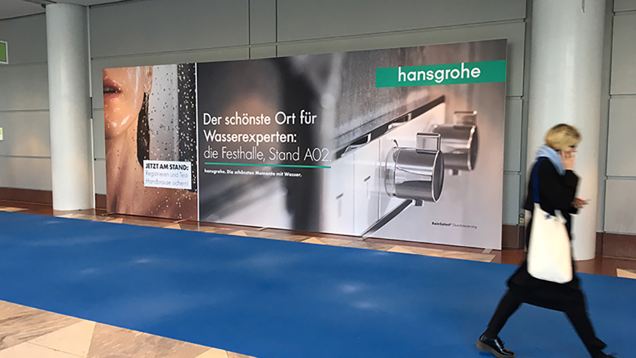 Eine Werbewand auf dem Messegelände
