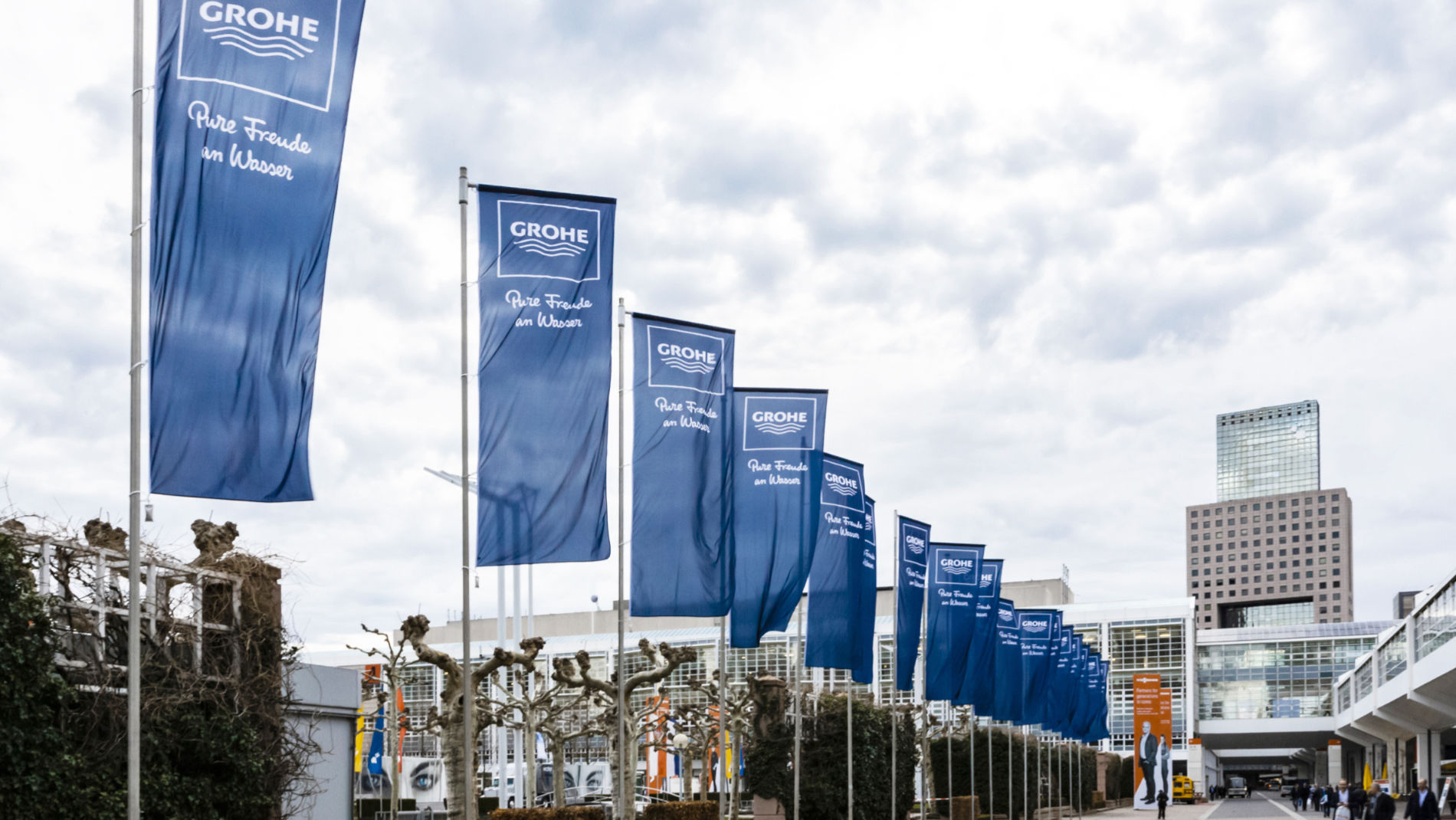 Fahnen (Omen) als Werbemaßnahme auf dem Außengelände der Messe Frankfurt