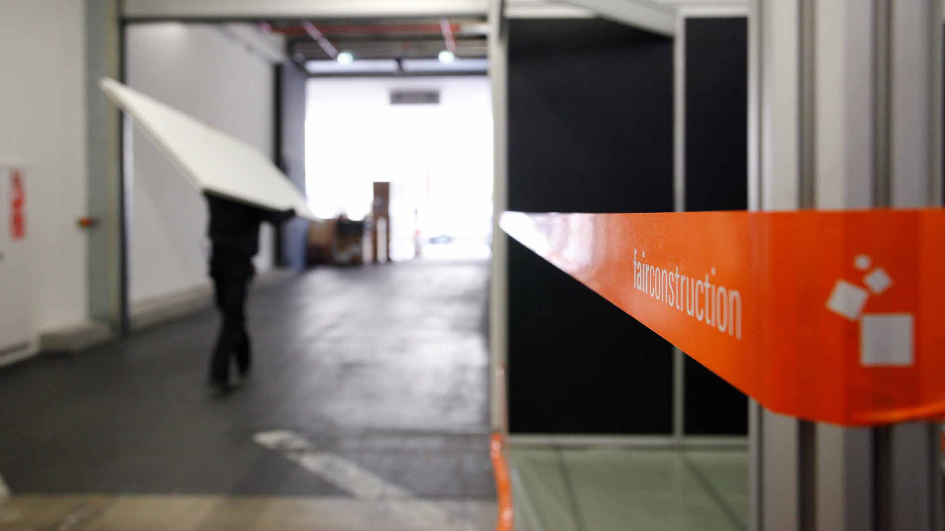 Messebau: Messegelände mit einem Absperrband der fairconstruction